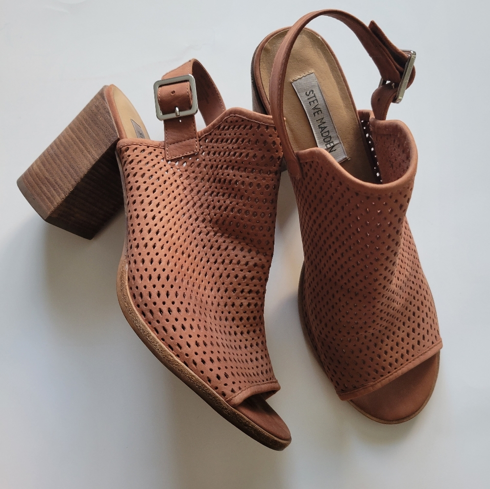 STEVE MADDEN BROWN/ TAN COLORED PERFORATED OPEN TOE SANDALS W/ WOOD BLOCK HEEL